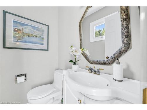 31 Governors Road, Grimsby, ON - Indoor Photo Showing Bathroom