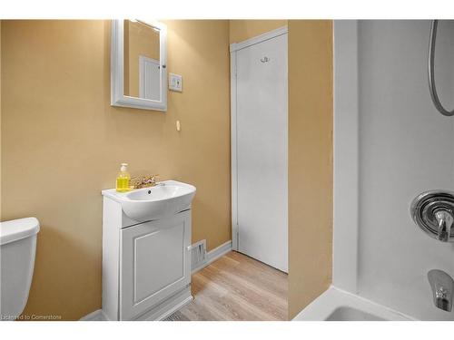 243 Holmesdale Avenue, Hamilton, ON - Indoor Photo Showing Bathroom