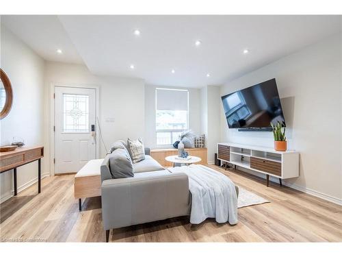 22 Bayfield Avenue, Hamilton, ON - Indoor Photo Showing Living Room