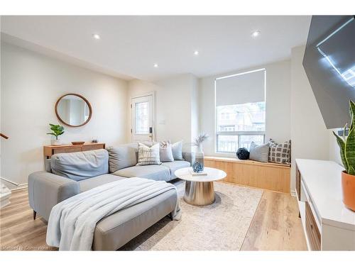 22 Bayfield Avenue, Hamilton, ON - Indoor Photo Showing Living Room