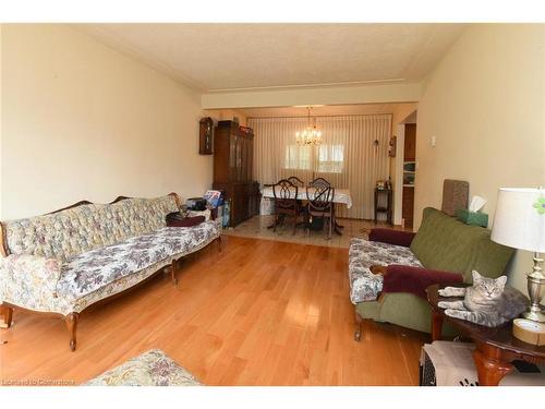 39 East 39Th Street, Hamilton, ON - Indoor Photo Showing Living Room