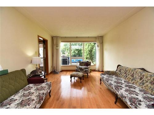 39 East 39Th Street, Hamilton, ON - Indoor Photo Showing Living Room