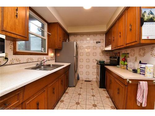 39 East 39Th Street, Hamilton, ON - Indoor Photo Showing Kitchen With Double Sink