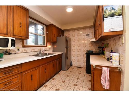 39 East 39Th Street, Hamilton, ON - Indoor Photo Showing Kitchen With Double Sink