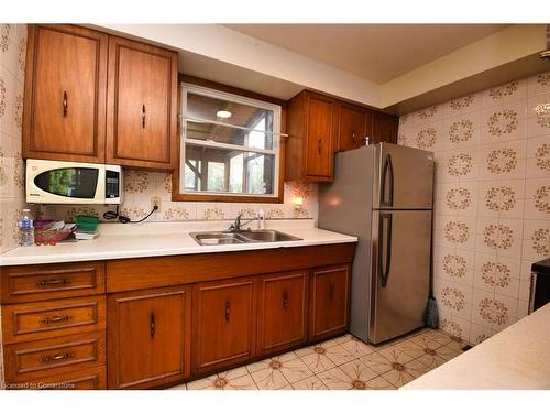 39 East 39Th Street, Hamilton, ON - Indoor Photo Showing Kitchen With Double Sink