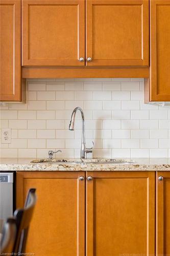 613-66 Bay Street S, Hamilton, ON - Indoor Photo Showing Kitchen