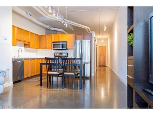 613-66 Bay Street S, Hamilton, ON - Indoor Photo Showing Kitchen