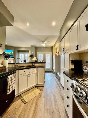 21-1375 Stephenson Drive, Burlington, ON - Indoor Photo Showing Kitchen