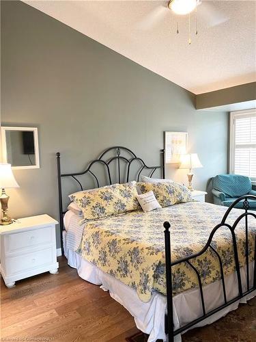 21-1375 Stephenson Drive, Burlington, ON - Indoor Photo Showing Bedroom