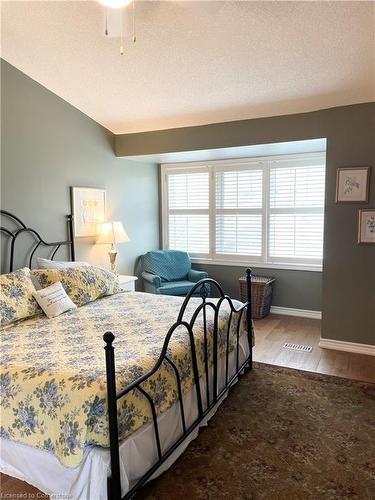 21-1375 Stephenson Drive, Burlington, ON - Indoor Photo Showing Bedroom