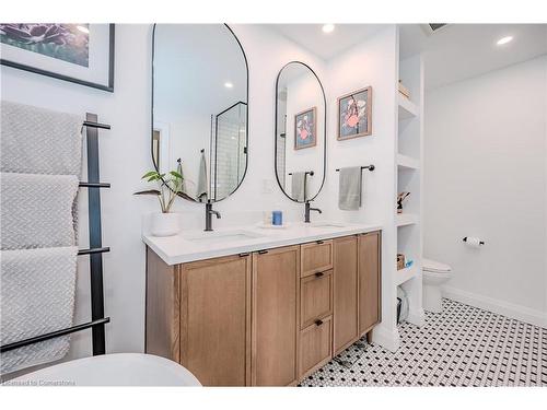 41 East 32Nd Street, Hamilton, ON - Indoor Photo Showing Bathroom