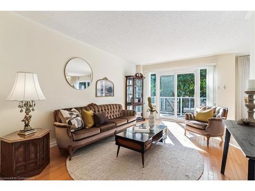 588 Fothergill Boulevard, Burlington, ON - Indoor Photo Showing Living Room