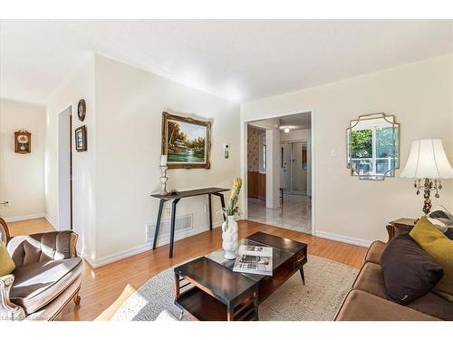 588 Fothergill Boulevard, Burlington, ON - Indoor Photo Showing Living Room