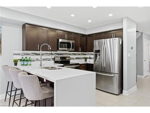 8481 Jennifer Crescent, Niagara Falls, ON - Indoor Photo Showing Kitchen With Double Sink With Upgraded Kitchen