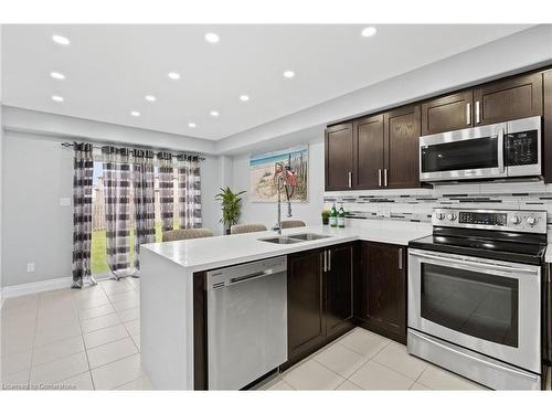 8481 Jennifer Crescent, Niagara Falls, ON - Indoor Photo Showing Kitchen With Double Sink