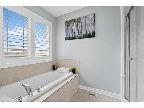 8481 Jennifer Crescent, Niagara Falls, ON - Indoor Photo Showing Bathroom