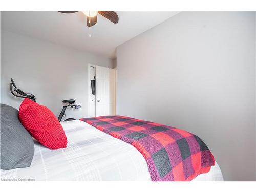 1523 Westminster Place, Burlington, ON - Indoor Photo Showing Bedroom