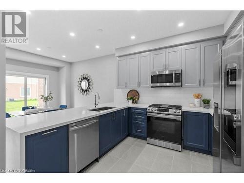 161 Cittadella Boulevard, Hamilton, ON - Indoor Photo Showing Kitchen With Double Sink With Upgraded Kitchen