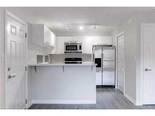 104-2040 Cleaver Avenue, Burlington, ON - Indoor Photo Showing Kitchen