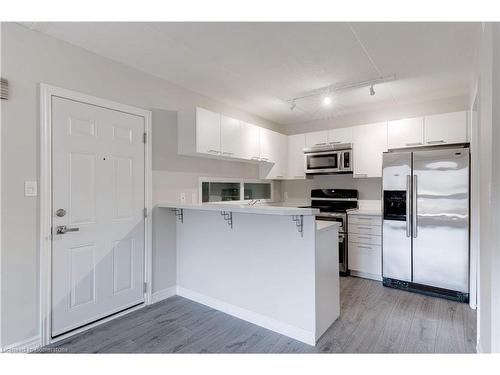 104-2040 Cleaver Avenue, Burlington, ON - Indoor Photo Showing Kitchen