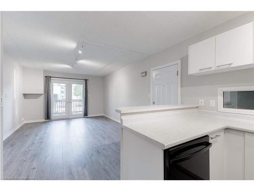 104-2040 Cleaver Avenue, Burlington, ON - Indoor Photo Showing Kitchen