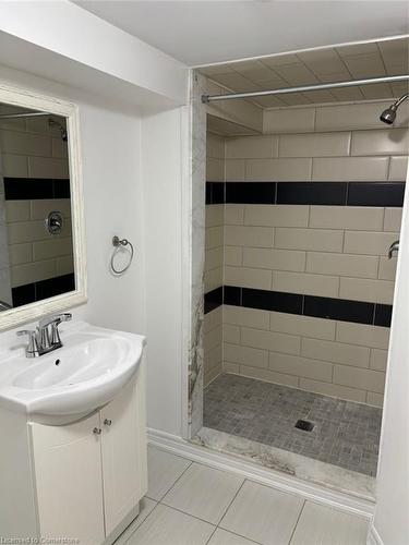 1619 Main Street E, Hamilton, ON - Indoor Photo Showing Bathroom