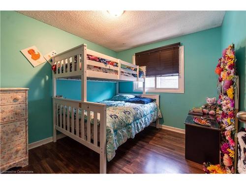 136 Guildwood Drive, Hamilton, ON - Indoor Photo Showing Bedroom