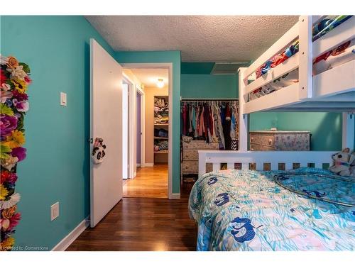 136 Guildwood Drive, Hamilton, ON - Indoor Photo Showing Bedroom