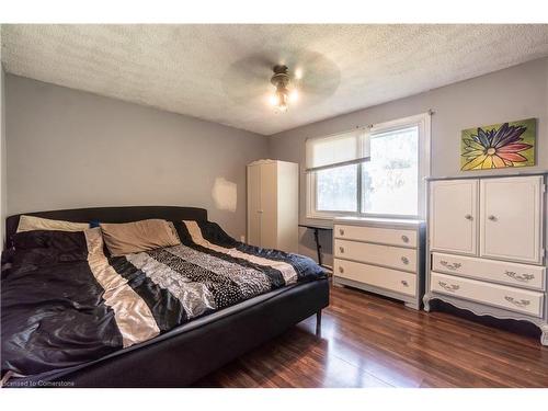 136 Guildwood Drive, Hamilton, ON - Indoor Photo Showing Bedroom