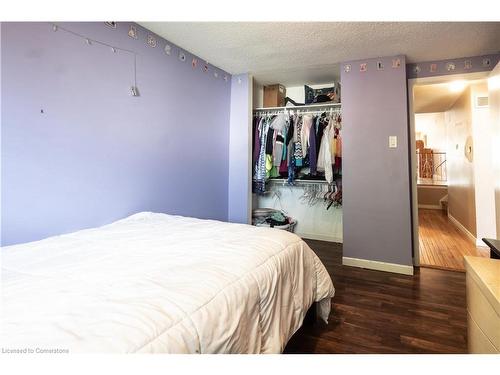 136 Guildwood Drive, Hamilton, ON - Indoor Photo Showing Bedroom