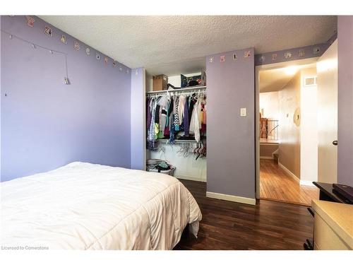 136 Guildwood Drive, Hamilton, ON - Indoor Photo Showing Bedroom