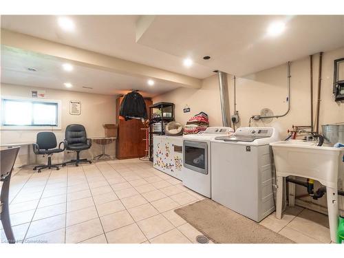 136 Guildwood Drive, Hamilton, ON - Indoor Photo Showing Laundry Room