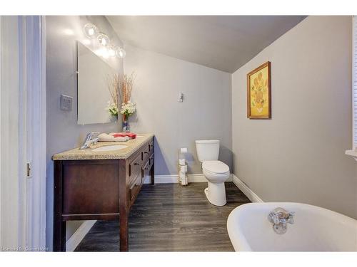 249 Charlton Avenue E, Hamilton, ON - Indoor Photo Showing Bathroom