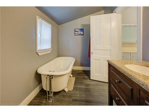 249 Charlton Avenue E, Hamilton, ON - Indoor Photo Showing Bathroom