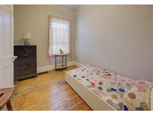 249 Charlton Avenue E, Hamilton, ON - Indoor Photo Showing Bedroom