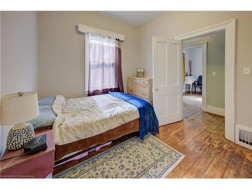 249 Charlton Avenue E, Hamilton, ON - Indoor Photo Showing Bedroom