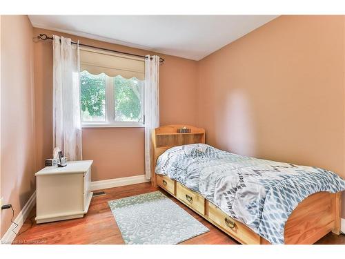 16 Colmar Place, Dundas, ON - Indoor Photo Showing Bedroom