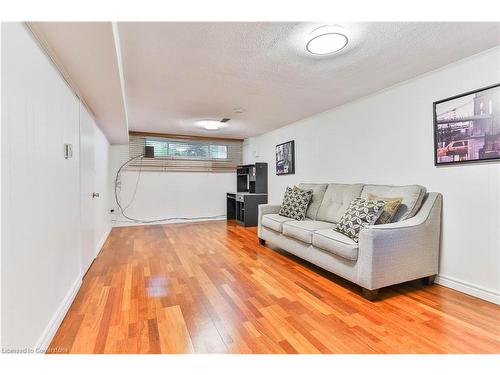 16 Colmar Place, Dundas, ON - Indoor Photo Showing Living Room