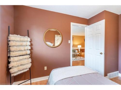 35-10 Wentworth Drive, Grimsby, ON - Indoor Photo Showing Bedroom