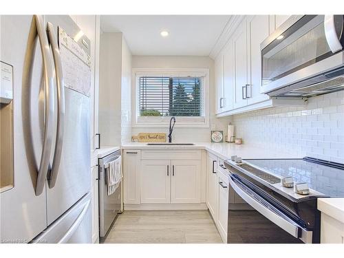 16-125 Livingston Avenue, Grimsby, ON - Indoor Photo Showing Kitchen With Upgraded Kitchen