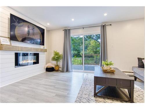 16-125 Livingston Avenue, Grimsby, ON - Indoor Photo Showing Living Room With Fireplace