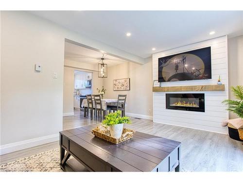 16-125 Livingston Avenue, Grimsby, ON - Indoor Photo Showing Living Room With Fireplace