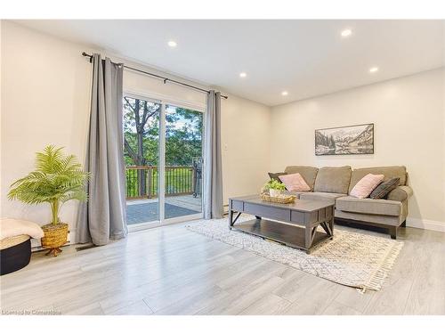 16-125 Livingston Avenue, Grimsby, ON - Indoor Photo Showing Living Room