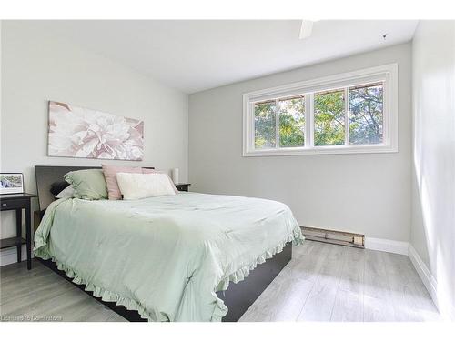 16-125 Livingston Avenue, Grimsby, ON - Indoor Photo Showing Bedroom