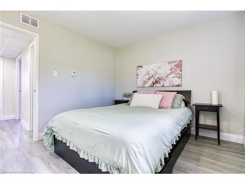 16-125 Livingston Avenue, Grimsby, ON - Indoor Photo Showing Bedroom