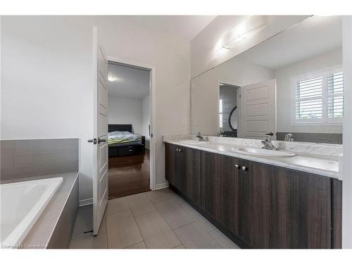 17 Larry Crescent, Caledonia, ON - Indoor Photo Showing Bathroom