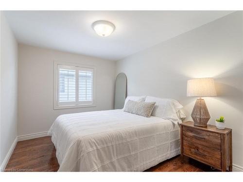 1245 Hammond Street, Burlington, ON - Indoor Photo Showing Bedroom