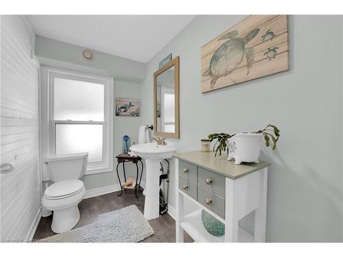 328 Decewsville Road, Cayuga, ON - Indoor Photo Showing Bathroom