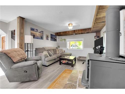 328 Decewsville Road, Cayuga, ON - Indoor Photo Showing Living Room