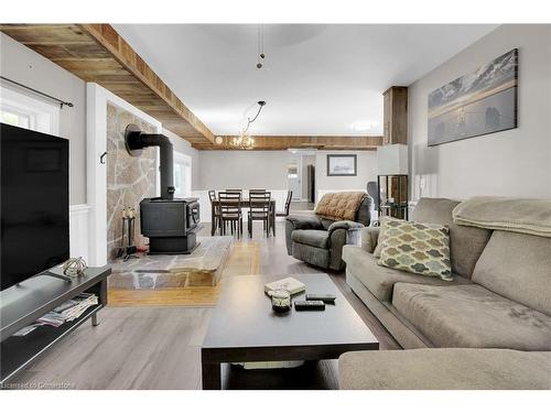 328 Decewsville Road, Cayuga, ON - Indoor Photo Showing Living Room